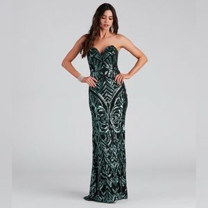 New Windsor black and green sequence formal gown size small - formal